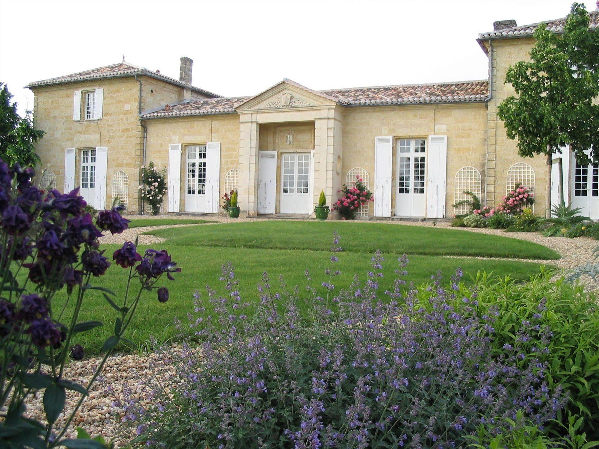 Chateau Belles Graves Bed & Breakfast Pomerols Exterior photo