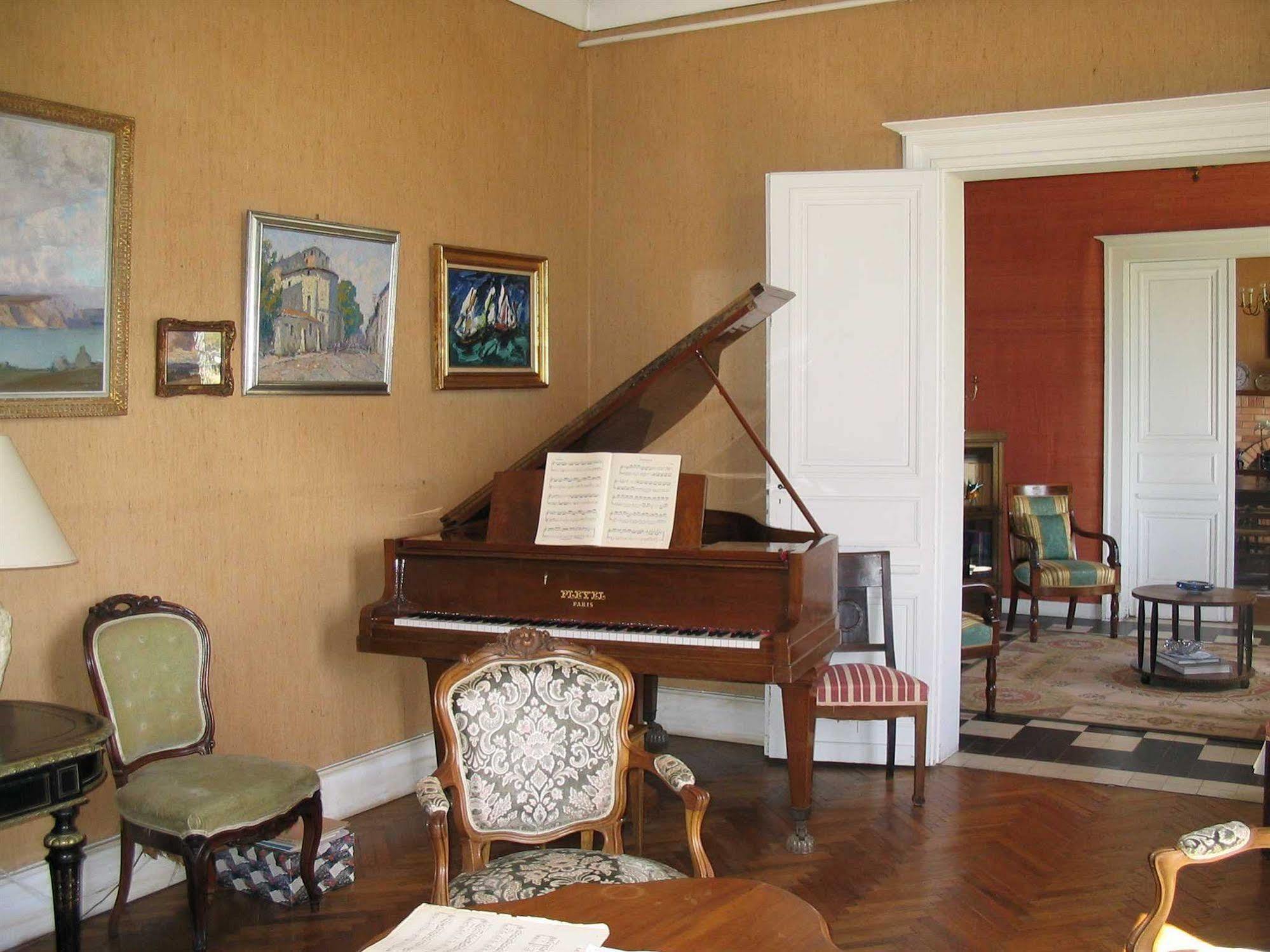 Chateau Belles Graves Bed & Breakfast Pomerols Exterior photo