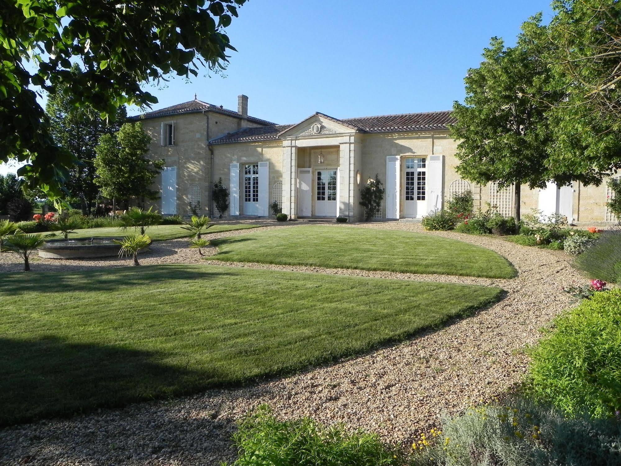 Chateau Belles Graves Bed & Breakfast Pomerols Exterior photo
